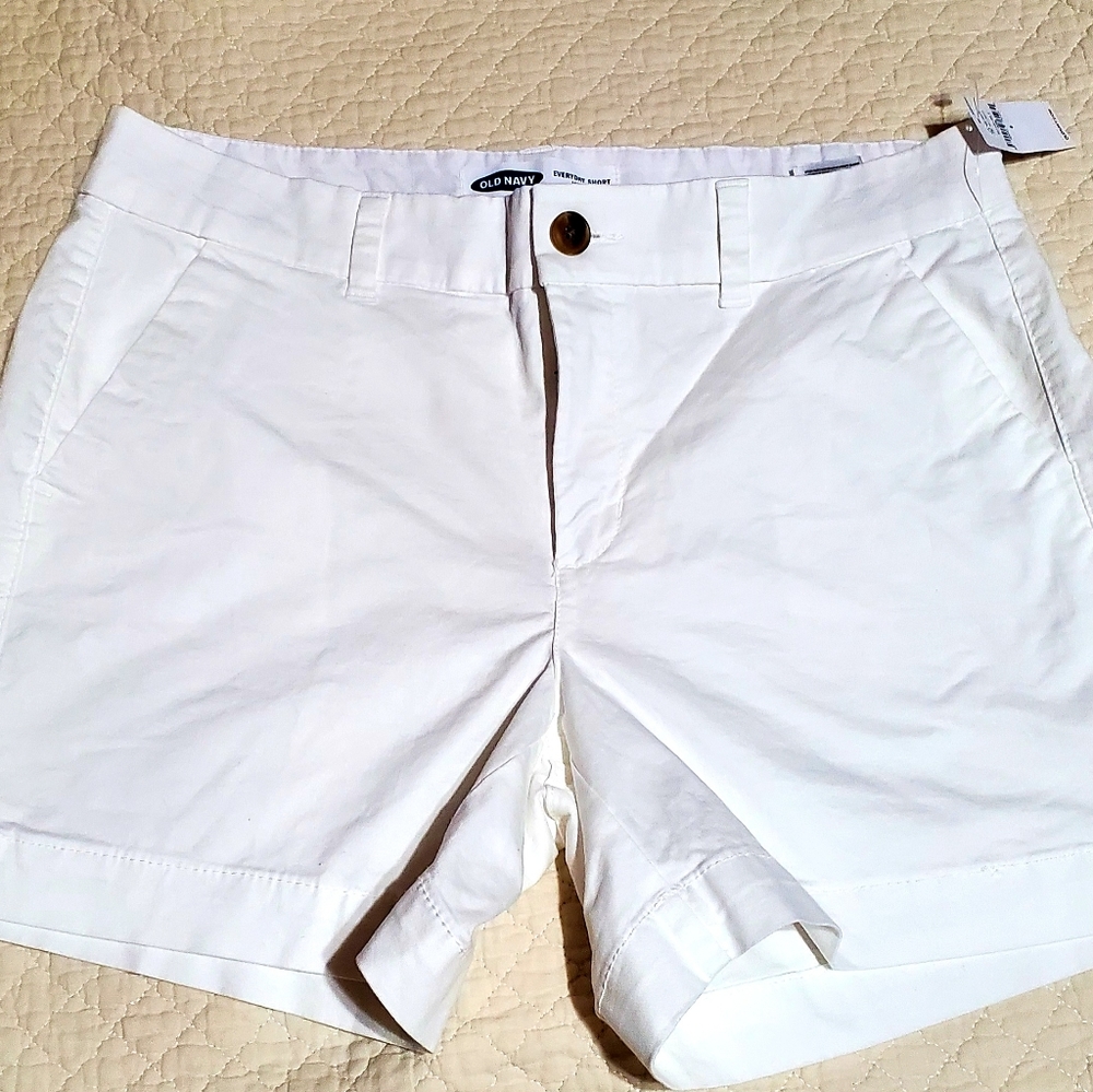 Old Navy women's midrise white 5 in shorts